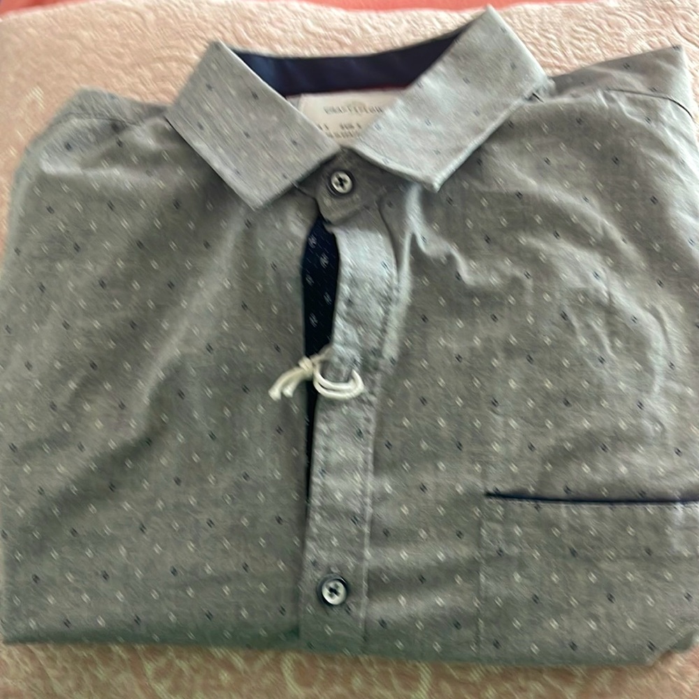 short sleeve Craft & Flow bottom down shirt.